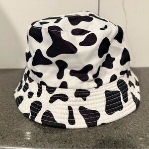 Black and White and REVERSIBLE Cow Patterned Bucket Hat Reversible and Like New